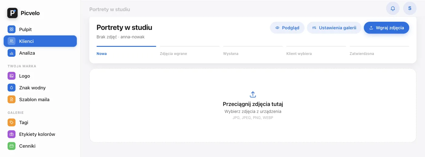 Menu Więcej nad siatką zdjęć z poleceniem Usuń wszystkie zdjęcia