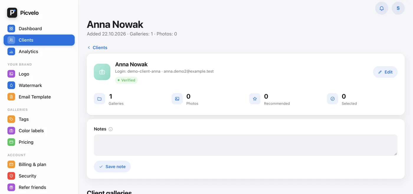 The client page in the panel with gallery and selection stats